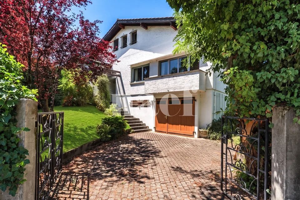 Villa de caractère sur une magnifique parcelle de plus de 1'200 m² au Grand-Saconnex