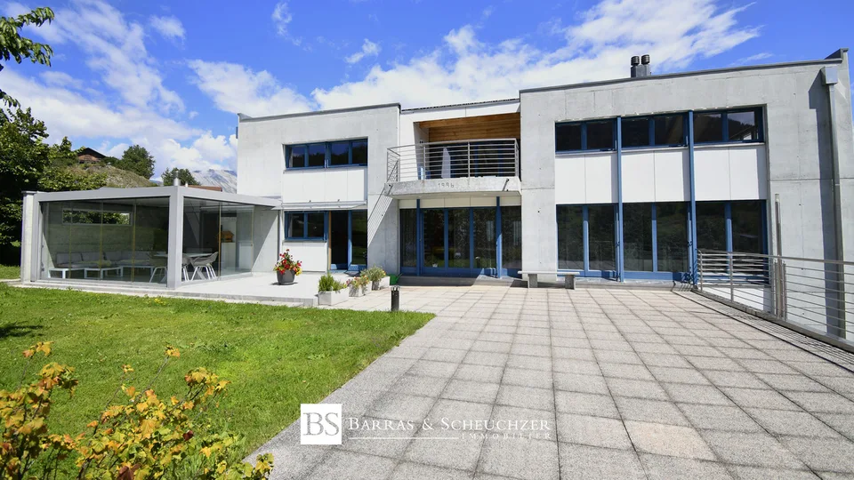 Propriété d'exception : spacieuse villa avec 3.5 pcs indépendant