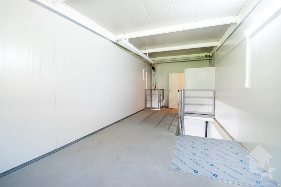 Roche, 54 m² Lagerraum mit Parkplätzen