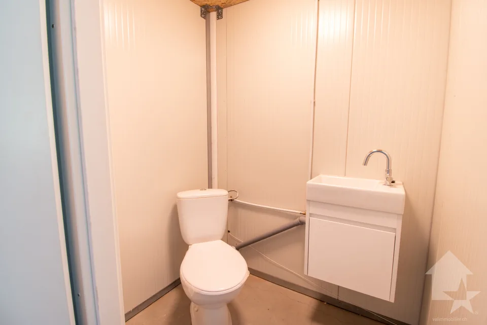 Roche, 54 m² Lagerraum mit Parkplätzen