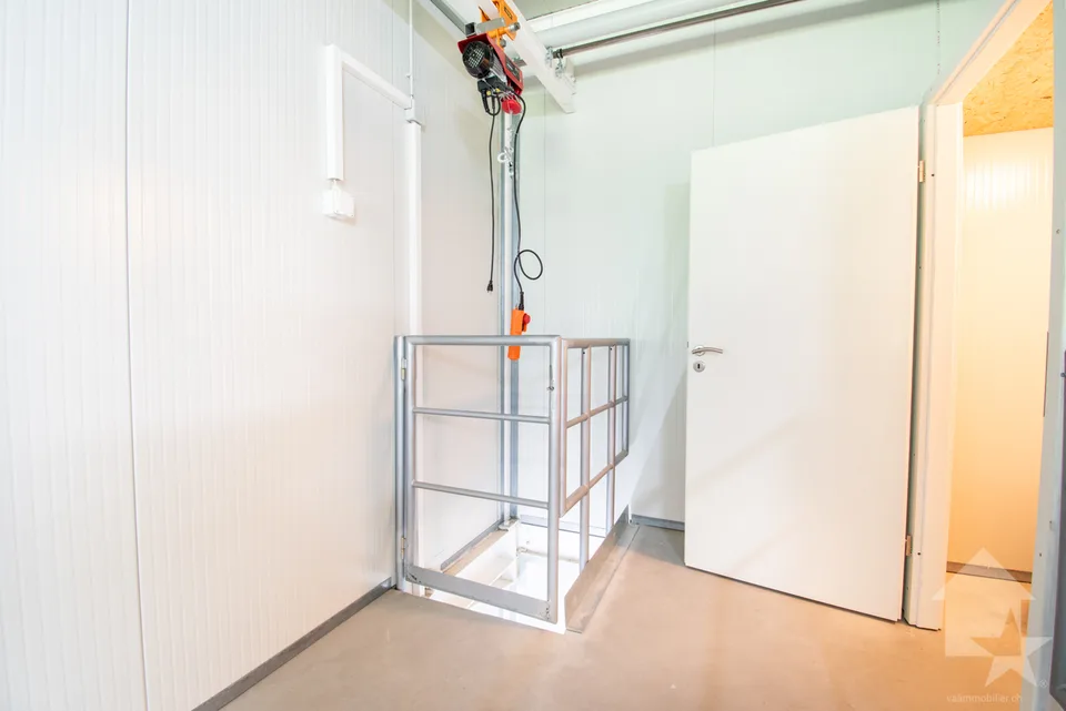 Roche, 54 m² Lagerraum mit Parkplätzen