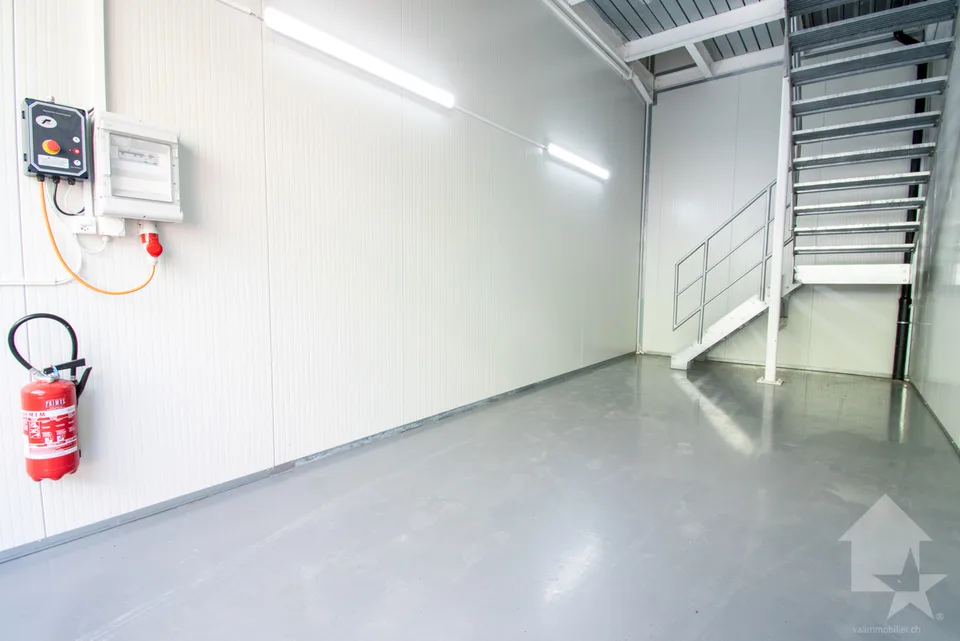 Roche, Box de 54 m2 avec places de parc