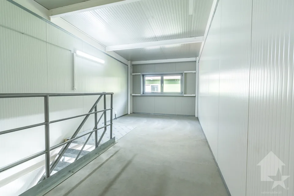 Roche, 54 m² Lagerraum mit Parkplätzen
