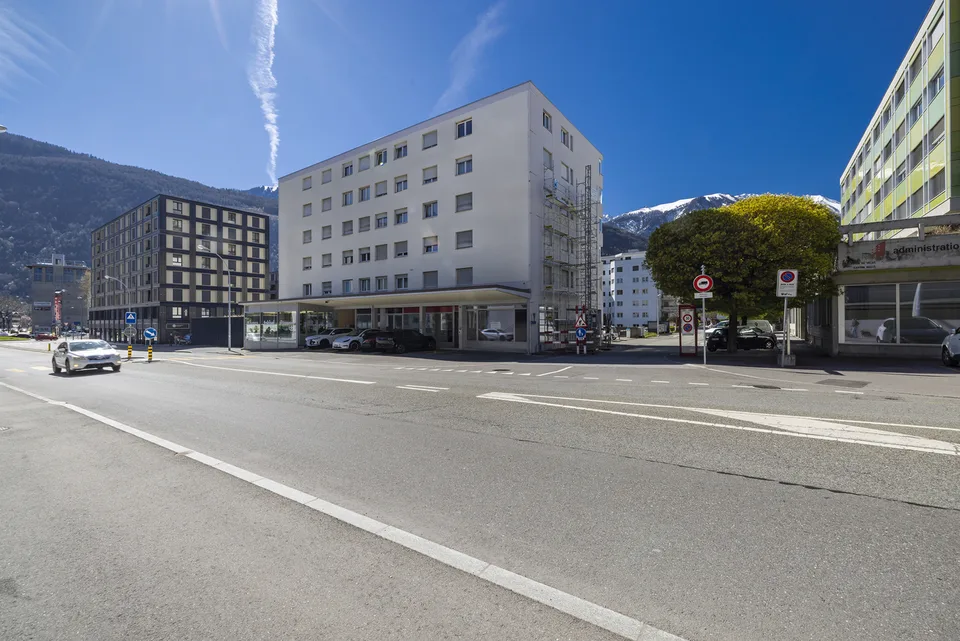 LOCAUX COMMERCIAUX IDEALEMENT SITUES A COTE DE LA PLACE DE ROME
