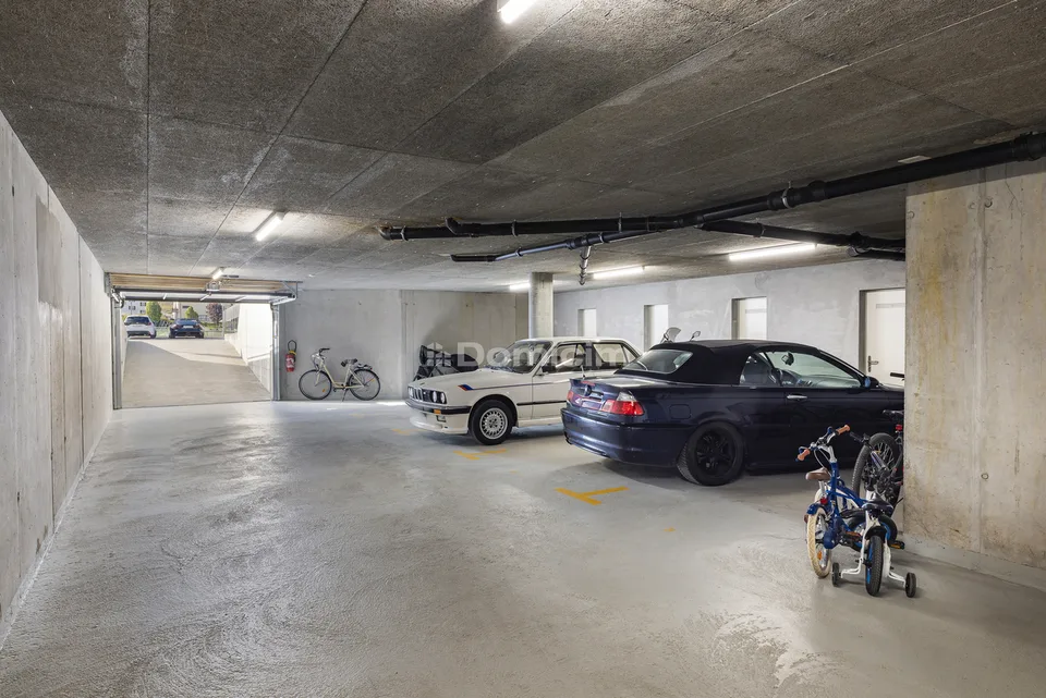 GROßER PARKPLATZ IN INDOOR-PARKING