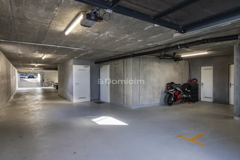 GROßER PARKPLATZ IN INDOOR-PARKING
