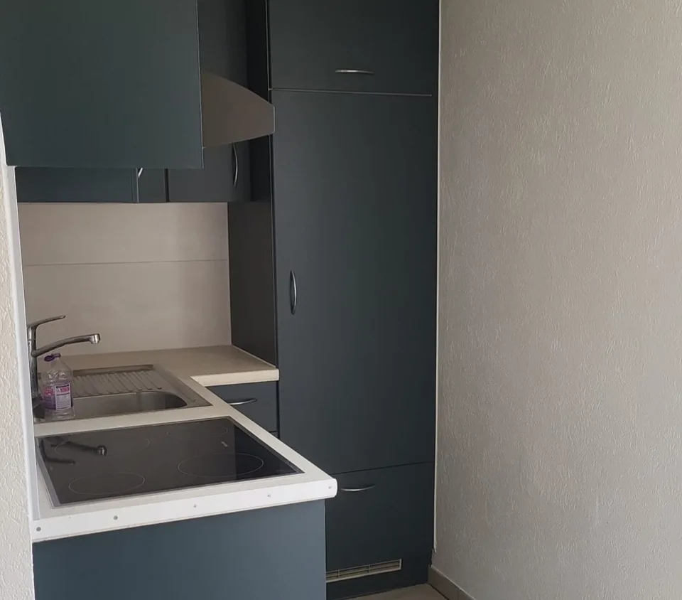 Bellissimo piccolo appartamento. In perfette condizioni, centro del villaggio, vista lago