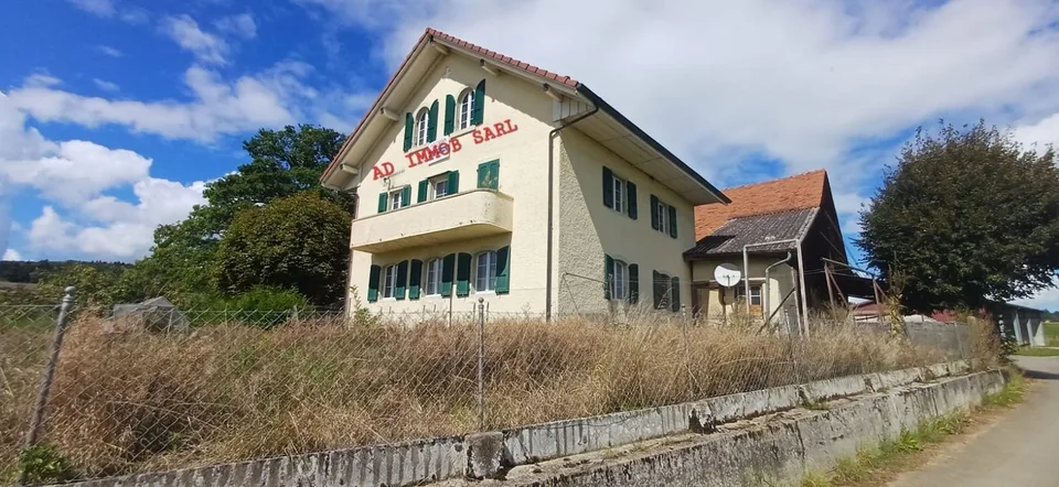 Ferme à grand potentiel. Pour famille ou investisseur. 4700 m2