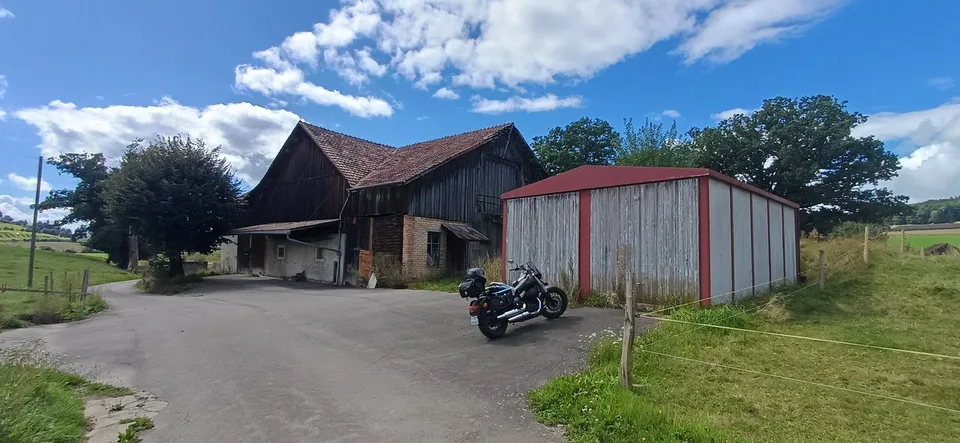 Ferme à grand potentiel. Pour famille ou investisseur. 4700 m2