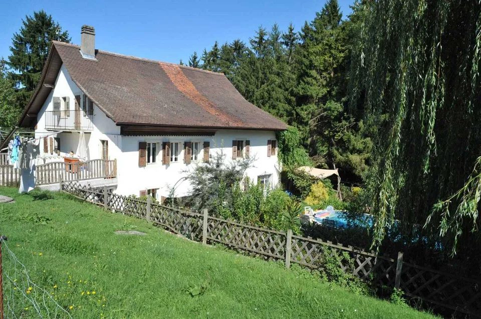 ACCUEILLANTE MAISON DE 9 PCS. CHARME ET CARACTAIRE. 2000 M².  RUISSEAU