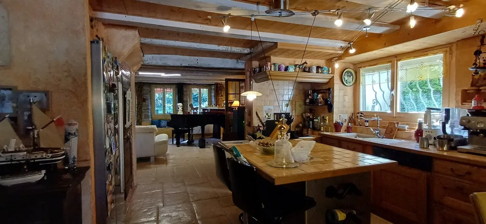 ACCUEILLANTE MAISON DE 9 PCS. CHARME ET CARACTAIRE. 2000 M². RUISSEAU – photo 11 sur 13