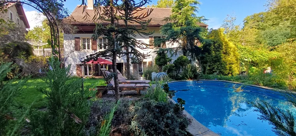 ACCUEILLANTE MAISON DE 9 PCS. CHARME ET CARACTAIRE. 2000 M². RUISSEAU – photo 7 sur 13