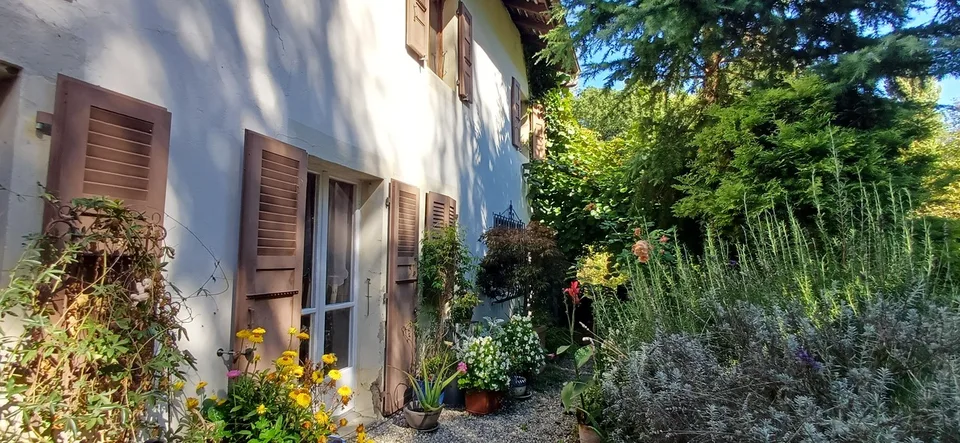 EINLADENDES HAUS MIT 9 ZIMMERN. CHARME UND CHARAKTER. 2000 QM. BACH