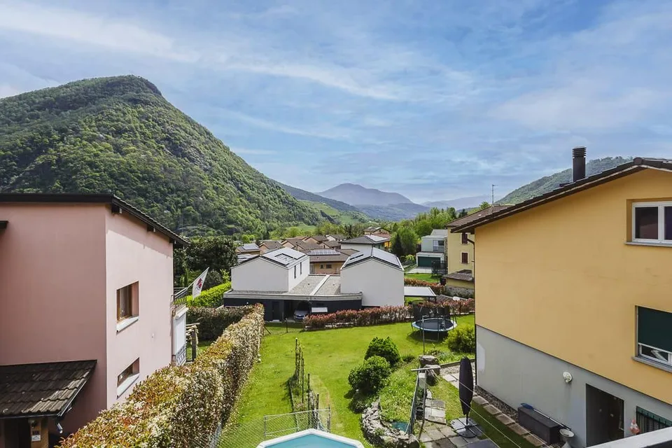 Casa unifamiliare con due unità abitative indipendenti a Mezzovico-Vira, ammessa residenza secondaria.