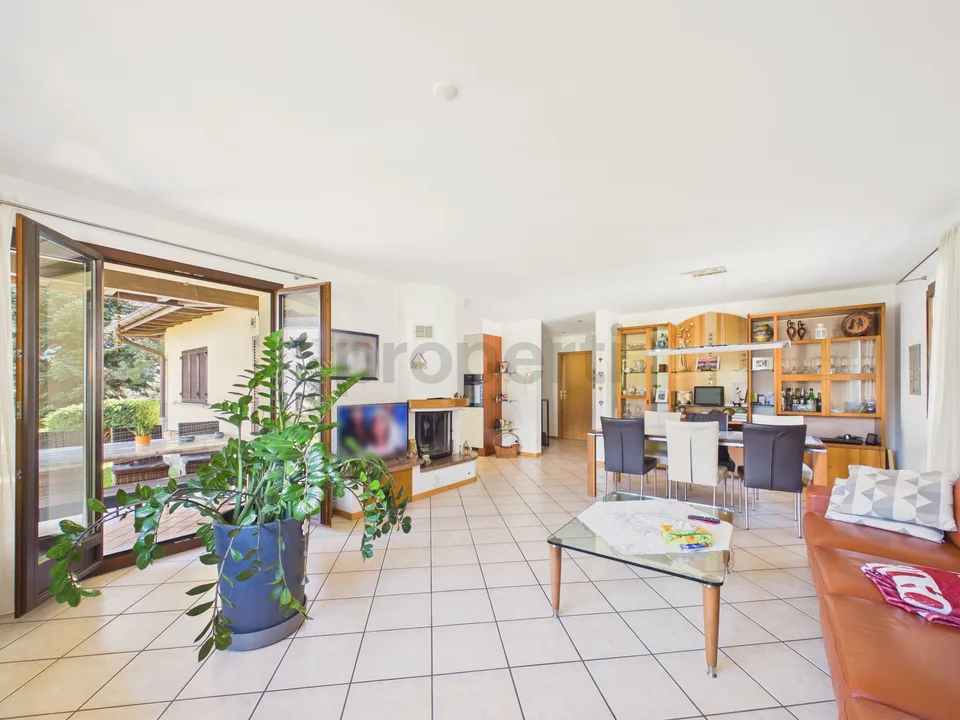 Elegante villa 5.5 locali con grande giardino pianeggiante a Piotta