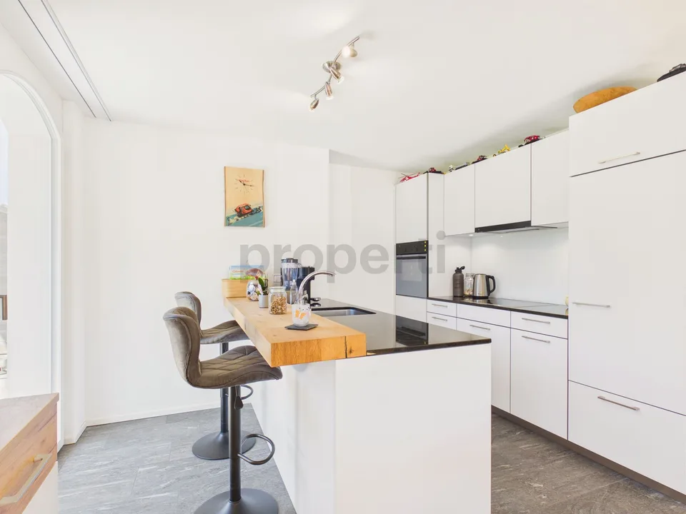 Moderno appartamento di 2,5 stanze con grande balcone a Rabius