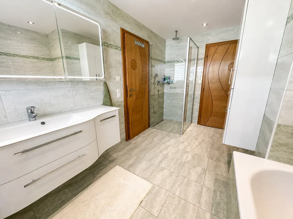 VILLA 6.5 ZIMMER MIT GROSSEN GARTEN UND UNVERBAUBAREM BLICK – Foto 6 von 11