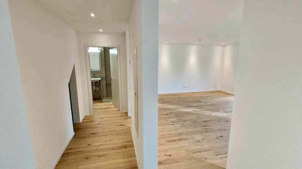 Modernes Studio mit grosszügigem Balkon