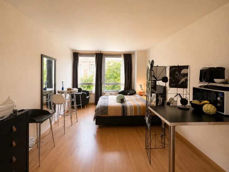 STUDIO 26m² in a building with elevator near the center