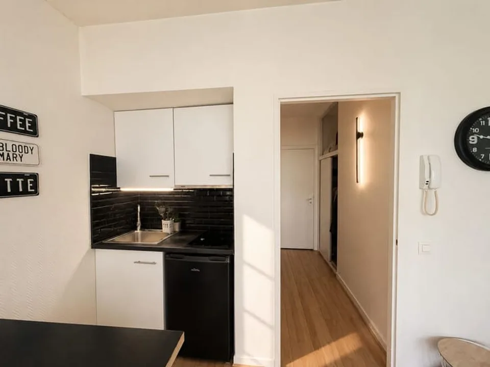 STUDIO 26m² in a building with elevator near the center