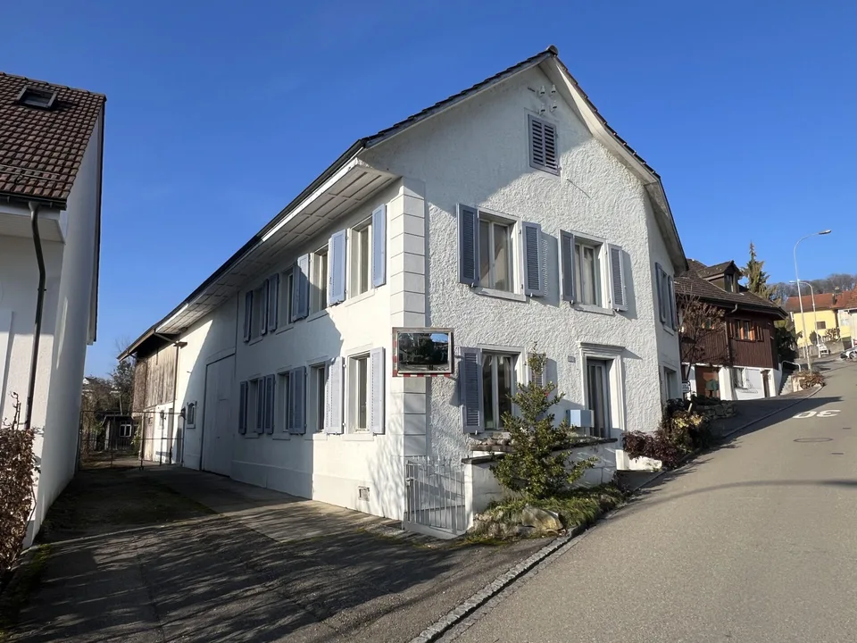 RESERVIERT - Ehemaliges Bauernhaus mit Scheune, Schopf, grossem Grundstück und viel Potential