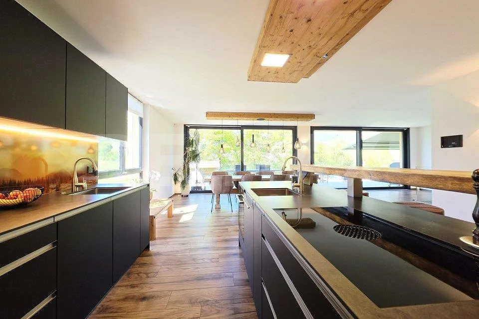 Casa unifamiliare moderna con vista panoramica sulla valle del Rodano a Susten/VS
