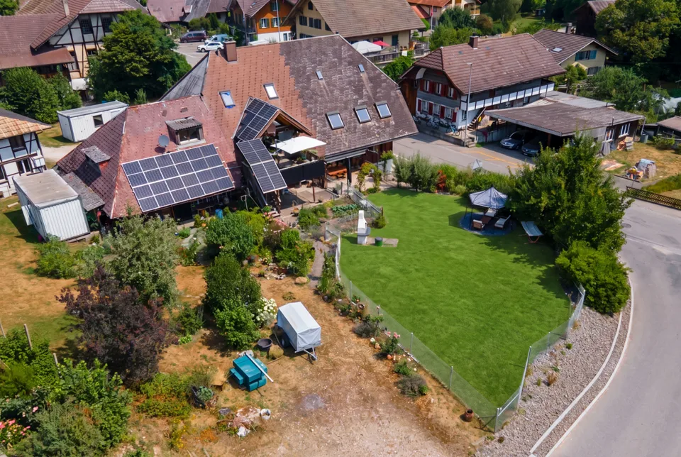 Ursenbach | 11 minuti fino a Langenthal | Grande casa ristrutturata con riserva di terreno edificabile e molte possibilità di utilizzo
