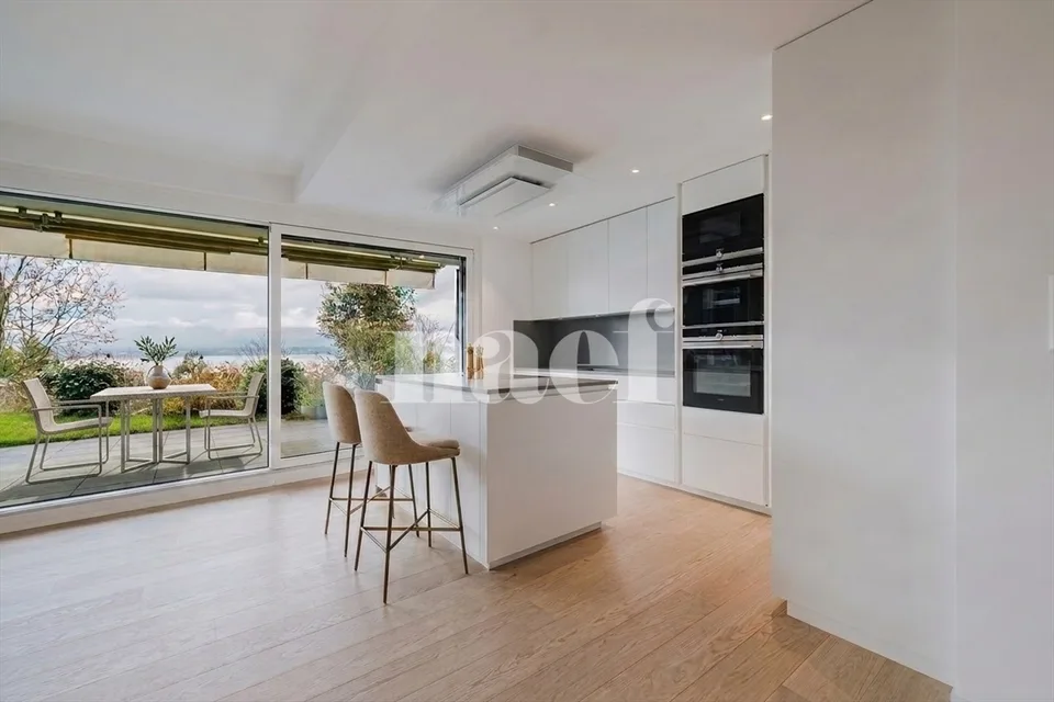 Moderne Erdgeschosswohnung mit herrlichem Seeblick.