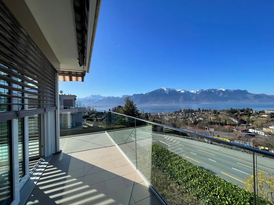 GERÄUMIGE 5,5-ZIMMER-WOHNUNG MIT GRANDIOSEM BLICK AUF DEN SEE UND DIE BERGE – Foto 6 von 13