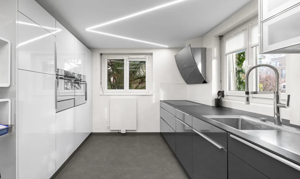 Grande casa plurifamiliare con giardino paradisiaco e veranda