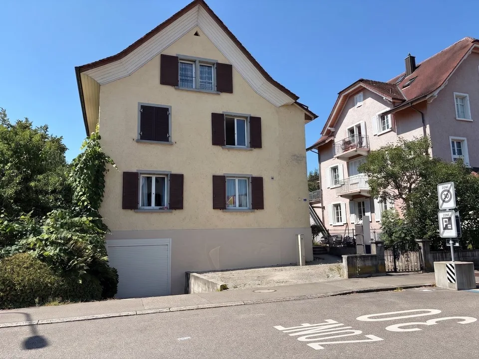 KLEINES FEINES MEHRFAMILIENHAUS MIT DREI VERMIETETEN WOHNUNGEN