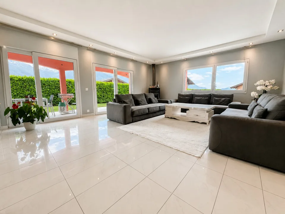 VILLA 6.5 PIÈCES AVEC GRAND JARDIN ET VUE DÉGAGÉE