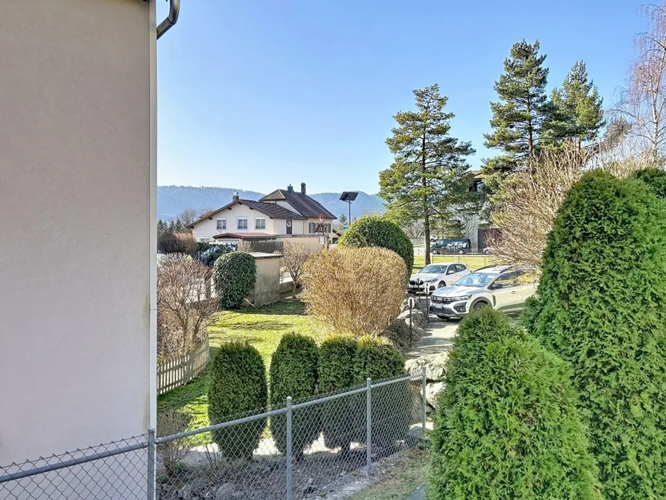 A BALLAIGUES - schönes, gut gepflegtes und renoviertes Gebäude mit 5 Wohnungen, 2 Lagerräumen und 9 Parkplätzen