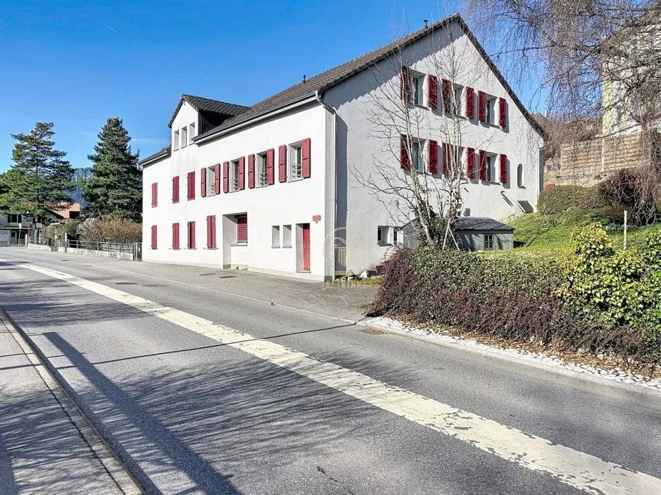 A BALLAIGUES - bel immeuble très bien entretenu et rénové de 5 appartements, 2 dépôts et 9 places de parc