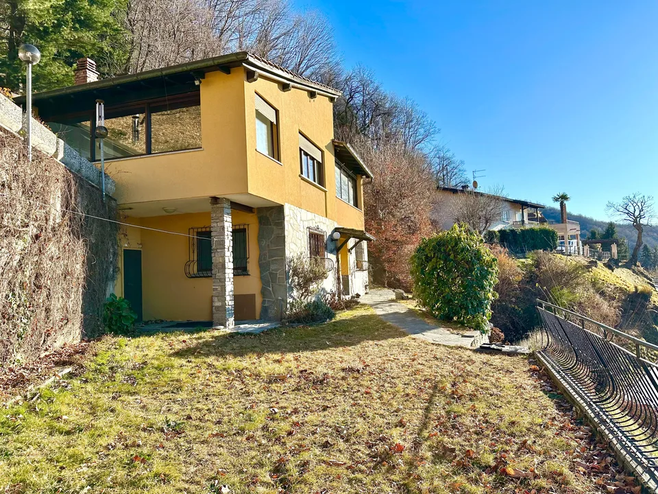 Moderne villa unifamiliare con 6.5 camere in una posizione idilliaca ad Aranno, nel Canton Ticino