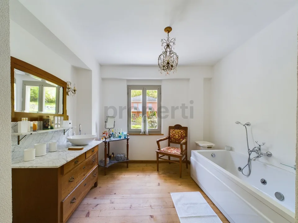 Pittoresca casa plurifamiliare con terreno nel cuore della Val di Blenio / Malvenfarbiges Mehrfamilienhaus mit Grundstück im Herzen des Bleniotals