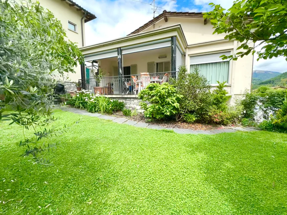 Spaziosa casa da 5.5 locali con giardino edificabile (R2) e 4 garage a Bedano TI