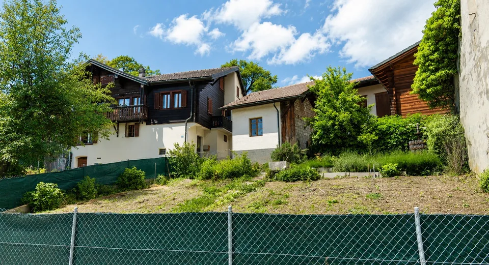 Maison de village de plusieurs appartements et annexes