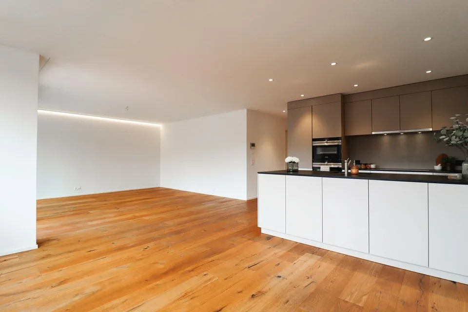 Exklusive 4.5-Zimmer-Wohnung mit Weitsicht und vielseitigem Parkpla...