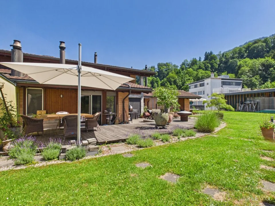 Zwei Wohneinheiten und ein eindrucksvoller Gewerbepavillon