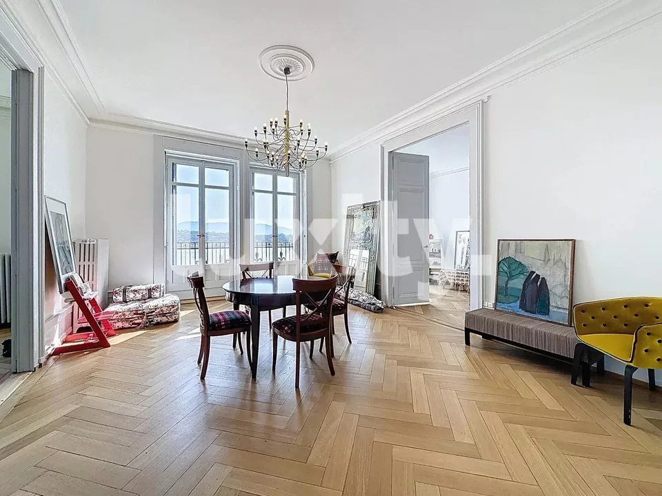 Geräumige Haussmann-Wohnung mit Blick auf den Jet d'eau