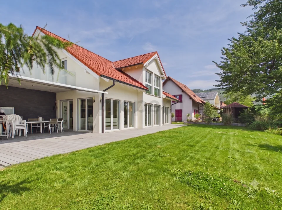 Unverbaubare Aussicht ins Grüne, Minergie-Standard und grosser, terrassierter Garten
