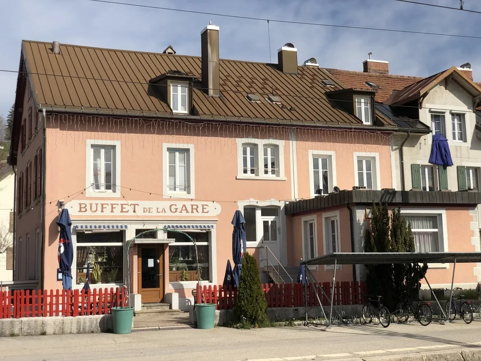 Mischgesetztes Gebäude mit Restaurant