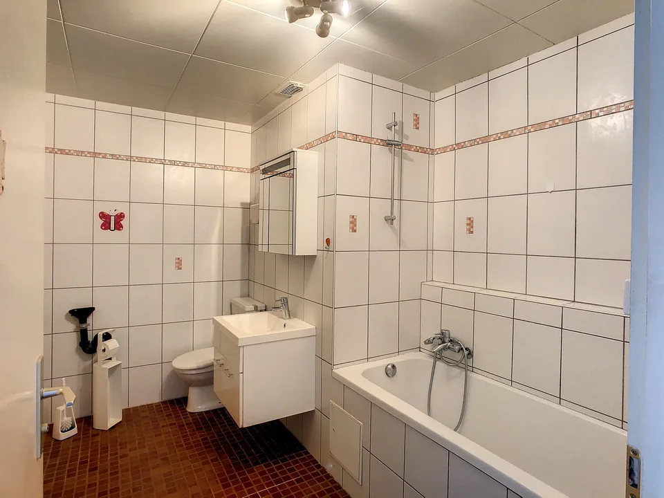 Gemischt genutztes Gebäude von 3779 m3 mit Büros, Lager, Wohnraum und Garagen – Foto 11 von 13