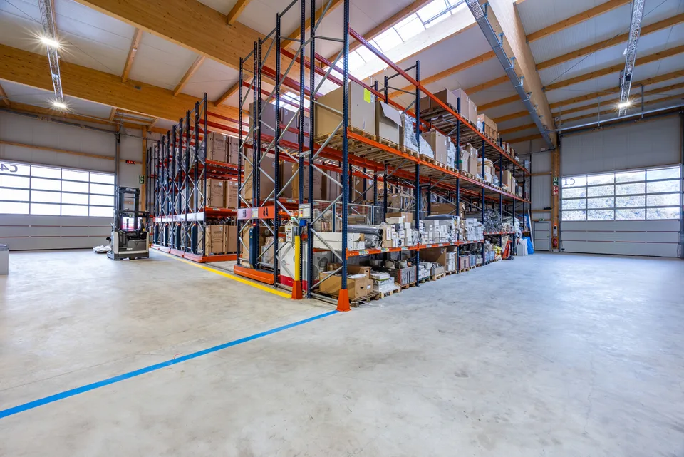 Industrial Hall for Sale in Martigny - Investment Opportunity with High Returns