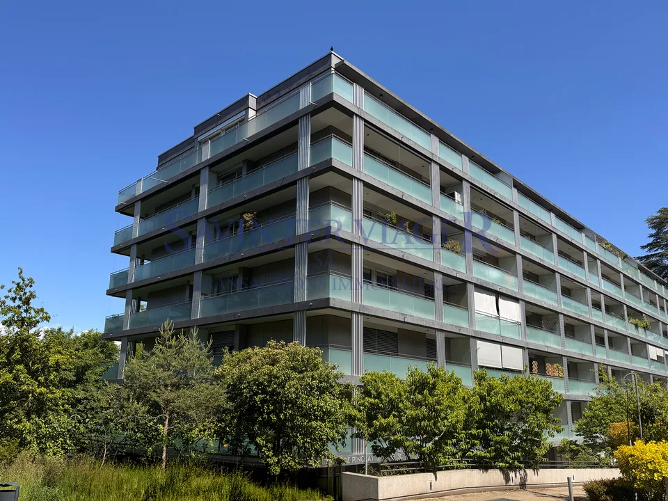 Carouge - Élégant 3 pièces avec vaste balcon et vue dégagée
