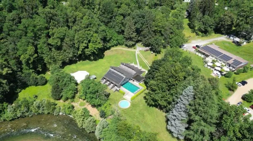 2 case plurifamiliari, 2 ristoranti, 1 piscina e ca. 25'100 m2 di t...