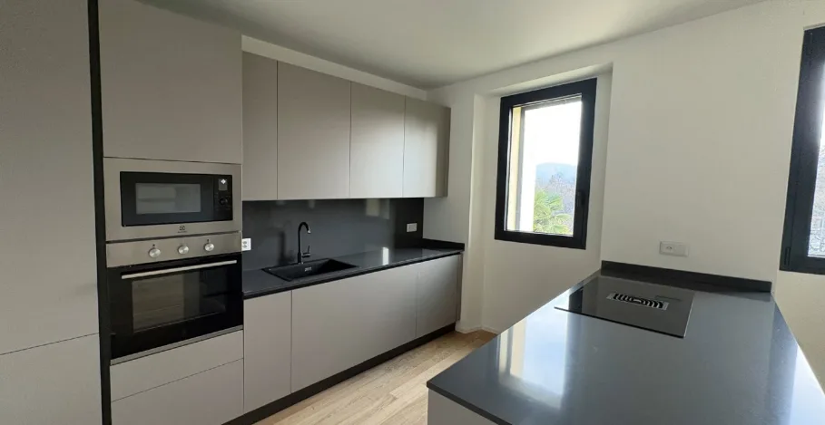 Moderno Appartamento di 3.5 Locali al Piano Terra con Vista Lago a Pura  Comfort in Posizione Tranquilla