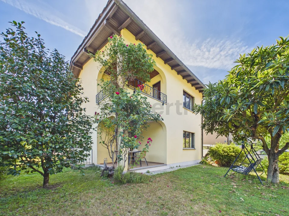 Affascinante casa unifamiliare con giardino a Camorino