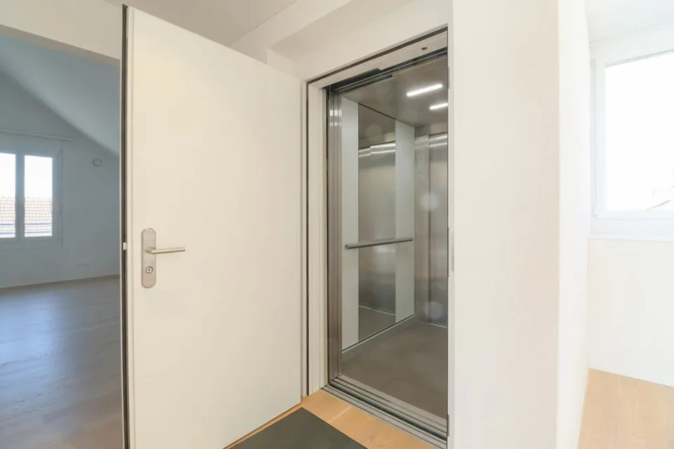 Mitten im Dorf, ganz oben wohnen - neuwertige Dachwohnung mit Direktlift